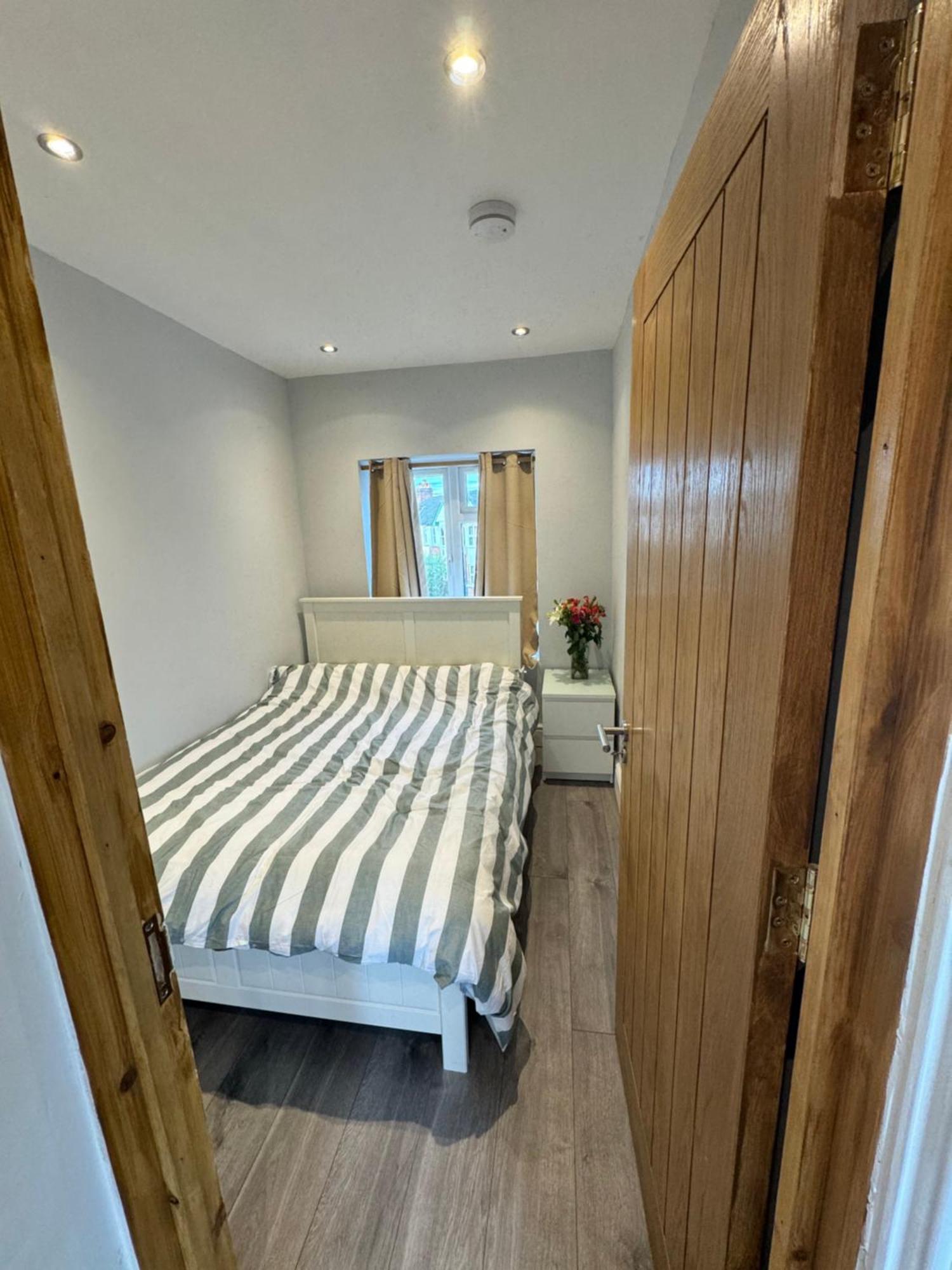 1 Bed With Kitchenette And Bathroom Оксфорд Экстерьер фото